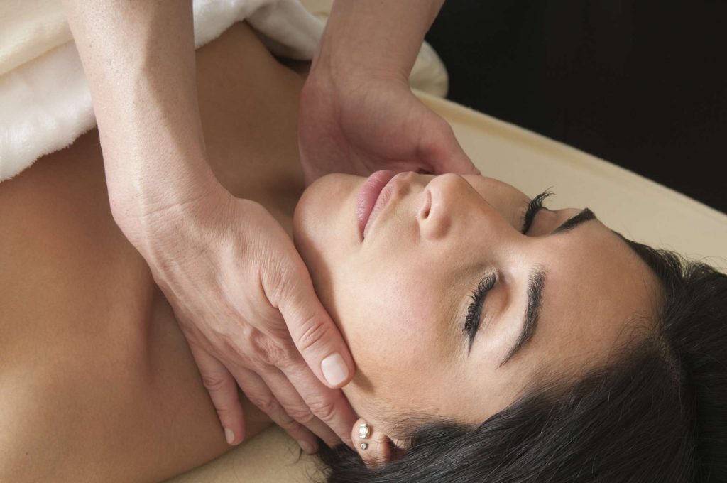 body contouring spa montreal lymphatic drainage massage on a client