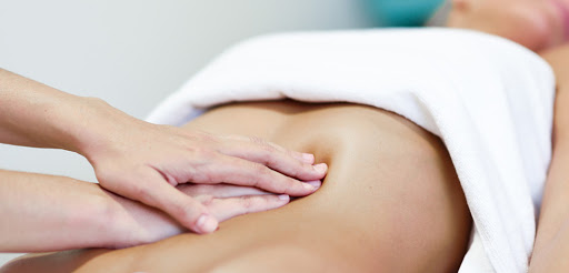 body contouring spa montreal lymphatic drainage massage on a client 4