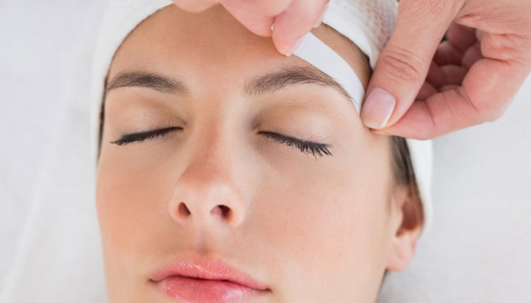waxing montreal body contouring spa montreal women doing a eye brow wax